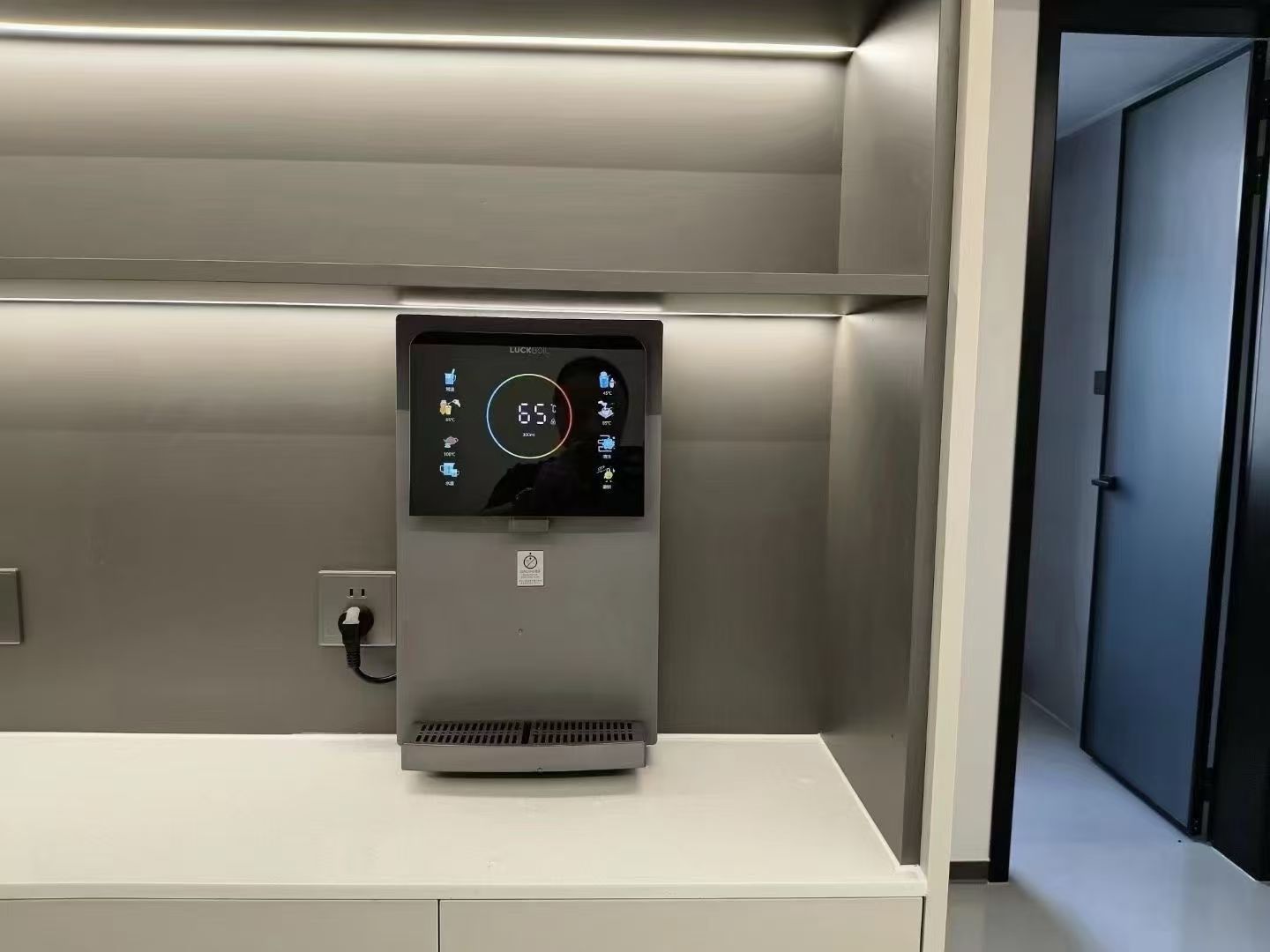 Bottleless water dispenser wall mount