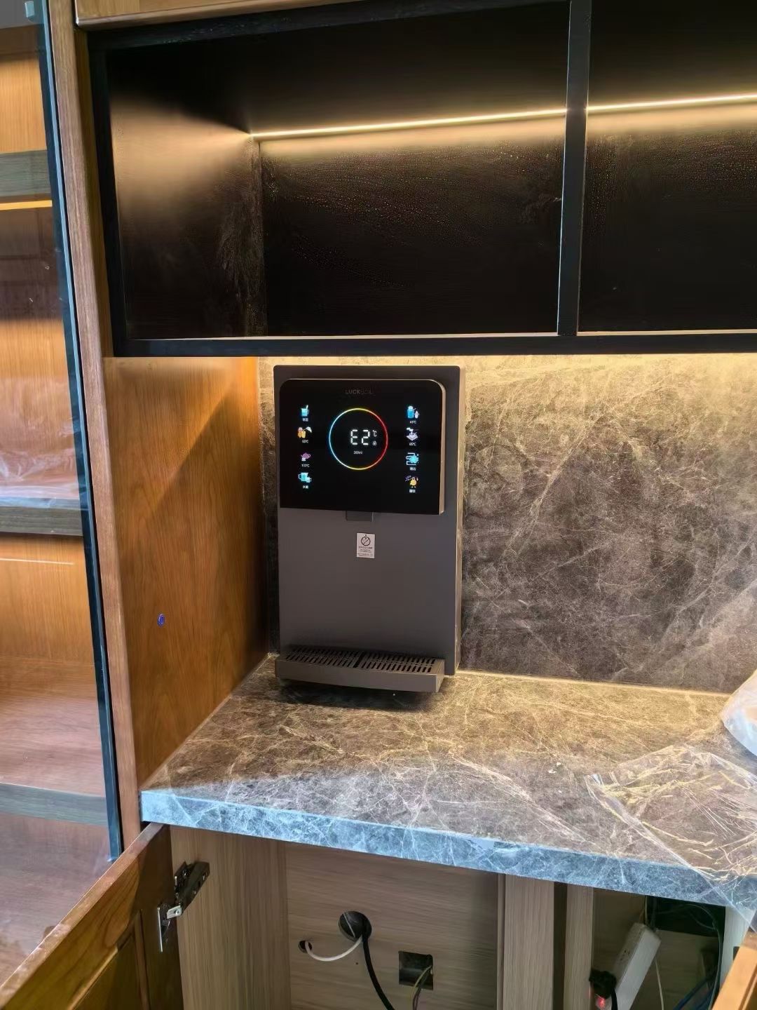 Hot and cold wall water dispenser